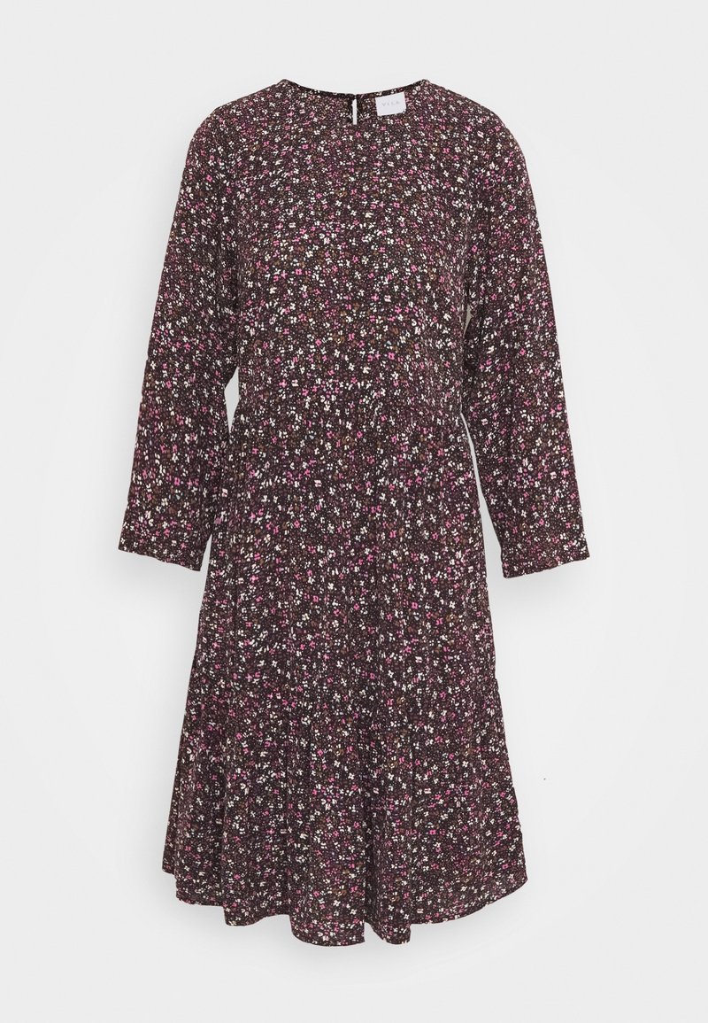 Robe longue à manches longues à fleurs sombres avec de petites fleurs roses, blanches et brunes, col rond et jupe légèrement évasée.