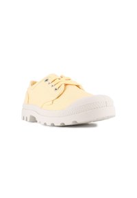 Baskets en toile jaune avec semelle en caoutchouc blanc, bout rond et laçage à l'avant. Comprend des œillets en métal et une semelle intermédiaire texturée pour une meilleure traction.