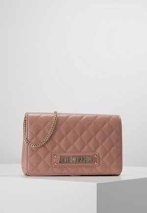 Prošívaná růžová kabelka ze syntetické kůže se zlatým řetízkem a logem. Obdélníkový tvar s uzávěrem na klapku a detailem v podobě diamantového vzoru.