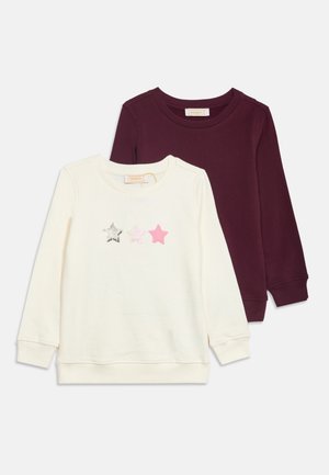 Zwei langärmelige Rundhalsausschnitt-Sweatshirts für Kinder, eines weiß mit drei Sternmotiven und eines einfarbig dunkelviolett, flach auf einem weißen Hintergrund ausgelegt.