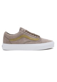 Sneakers in suede di colore marrone chiaro con una striscia laterale gialla, lacci rotondi e una suola in gomma bianca. Texture liscia con un design classico a profilo basso.