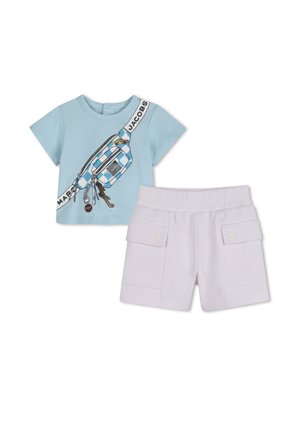 T-shirt bleu clair pour tout-petit avec motif imprimé de sac bandoulière et short blanc à taille élastique avec poches à rabat.