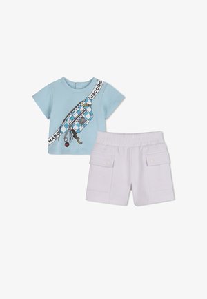 T-shirt bleu clair pour tout-petit avec motif imprimé de sac bandoulière et short blanc à taille élastique avec poches à rabat.