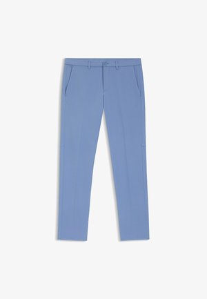 Pantalones ajustados de color azul claro con trabillas para cinturón, botón frontal y cremallera, y bolsillos laterales, mostrados planos sobre un fondo blanco.