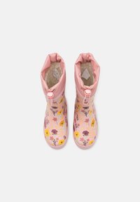 Růžové květinové gumáky s lesklým povrchem, vybavené měkkou, nadýchanou podšívkou a nastavitelnou šňůrkou na vrchu pro bezpečné uchycení.