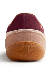 Sneaker in suede bordeaux e rosa con suola in gomma, caratterizzato da un motivo texture e un logo sul tallone. Schiena arrotondata e design minimale.