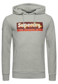 Sudadera gris con bolsillo canguro en la parte frontal, capucha con cordones y un gran gráfico de "Superdry" en rojo y amarillo en el pecho.
