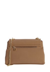 Bolso sintético color canela con acabado texturizado, que incluye una solapa superior y un bolsillo frontal con cremallera. Asa de cadena dorada adjunta. Forma compacta.