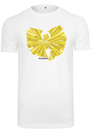 Weißes Baumwoll-T-Shirt mit einem großen, abstrakten gelben Grafikdesign, das einer Schmetterlingsform ähnelt, darunter in Schwarz der Text "WU-WEAR".