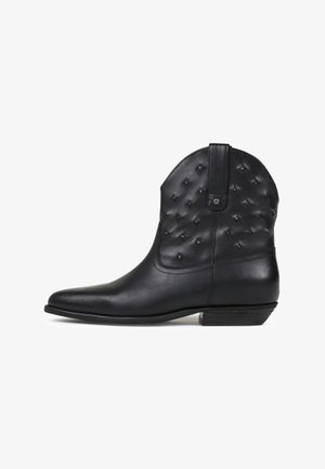 Cizmă de cowboy din piele neagră, cu vârf ascuțit, detalii cu ținte pe șiret și toc mic pentru stabilitate sporită.