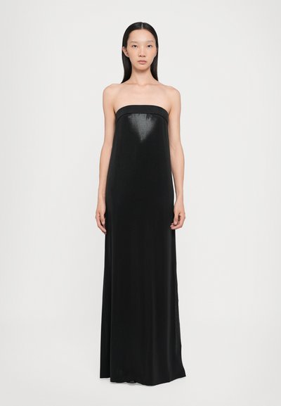 Sort strapless maxikjole med en glat, shiny tekstur og en tætsiddende overdel, der falder lige ned til gulvet. Enkel design, ingen mønstre eller pynt.