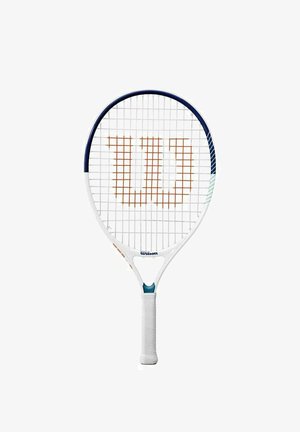 Weißer Tennisschläger mit blauen Rahmen, orangefarbenem "Wilson"-Logo und strukturiertem grauen Griff. Die Saiten sind eng gewebt und bieten Haltbarkeit.