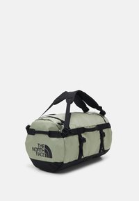 The North Face BASE CAMP DUFFEL UNISEX - Saco de viagem - tea green/black