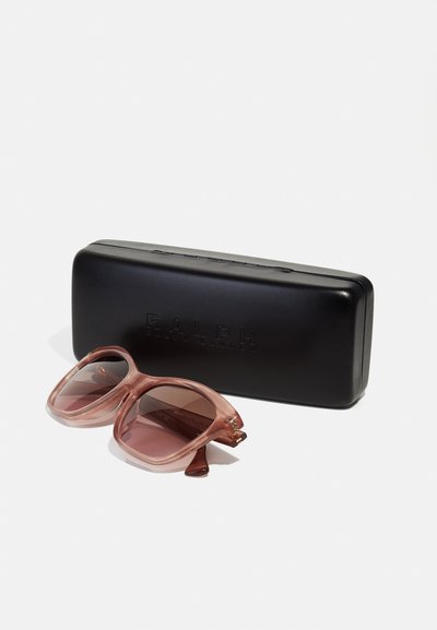 Occhiali da sole Ralph Lauren in rosa traslucido con lenti marroni, accompagnati da un elegante astuccio rigido rettangolare nero con logo del marchio in rilievo.