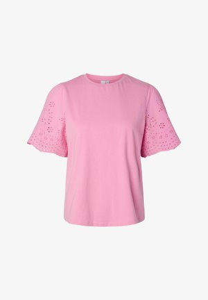 Světle růžová krátká halenka s kulatým výstřihem a květinovou krajkou s dírkováním na rukávech.