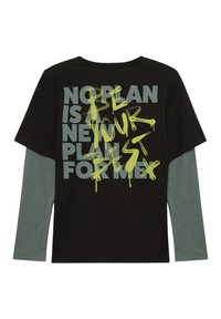 Schwarzes Langarmhemd mit grünen Ärmeln und geschichteten Texten, die "NORLEAN IST DER NEUE PLAN FÜR MEX" in Grau und "SEI DEIN BESTES" im gelben Graffiti-Stil zeigen.