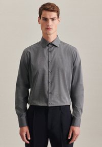 Grijze button-up shirt met een subtiel patroon, lange mouwen en een klassieke kraag, voorzien van grijze knopen en een gladde textuur.