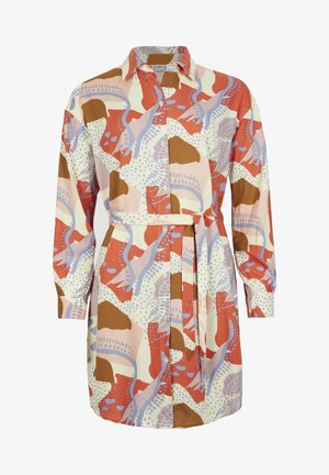 Robe-chemise présentant un motif abstrait multicolore avec des formes rouges, brunes et bleues. Fabriquée en tissu léger ; comprend une ceinture à la taille.