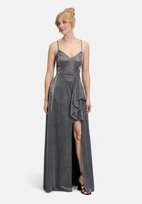 Silberne Satin-Abendkleid mit dünnen Trägern, einem tiefen V-Ausschnitt und einem schmalen Schlitz bis zum Oberschenkel. Mit einer schimmernden Rüsche an der Taille.