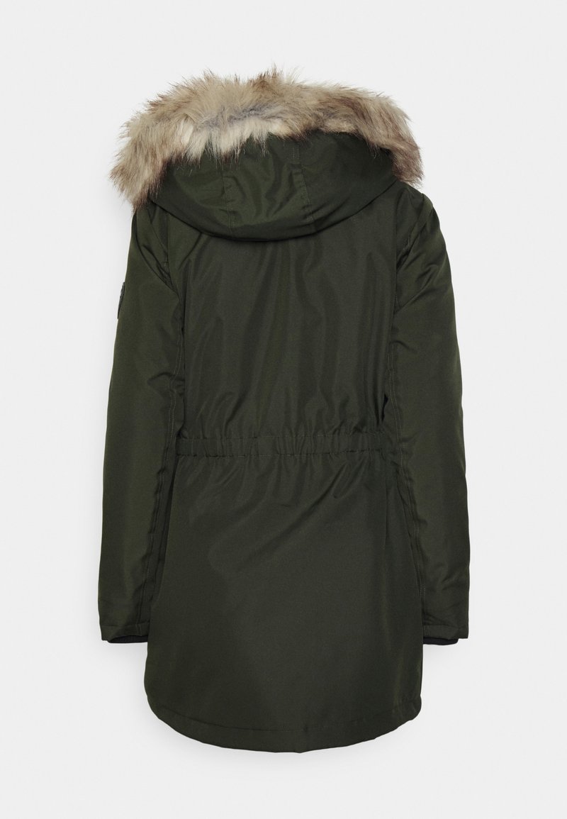 Dunkelgrüne Winterparka mit langen Ärmeln und einer mit Fell gefütterten Kapuze, von hinten auf einem schlichten weißen Hintergrund gezeigt.
