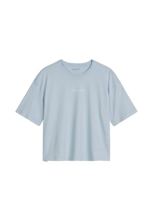 Hellblaues T-Shirt mit kurzen Ärmeln und Rundhalsausschnitt, mit kleinem, zentriertem "Marc O'Polo" Schriftzug auf der Brust.