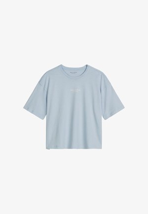 Hellblaues T-Shirt mit kurzen Ärmeln und Rundhalsausschnitt, mit kleinem, zentriertem "Marc O'Polo" Schriftzug auf der Brust.