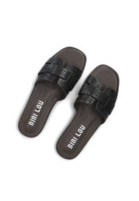 Zwarte slidesandalen met uitsnijdingen in bloemenpatroon, een platte zool en een gladde, matte afwerking. Voorzien van een gemerkte inlegzool met de tekst: "BIBI LOU."