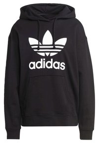 Černá mikina s kapucí vyrobená z bavlny, s přední kapsou, se velkým bílým logem Adidas a třemi horizontálními pruhy na hrudi.