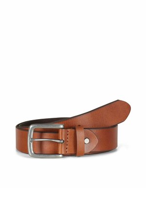 Brunt skinnbelte rullet sammen med sølvfarget metallspenne, synlige sømmer og avrundet tupp på hvit bakgrunn.