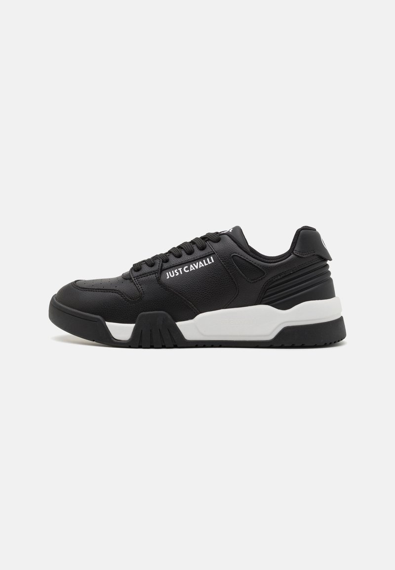 Czarny sneaker z teksturowaną skórzaną cholewką, kontrastującą białą podeszwą, okrągłym noskiem i wytłoczonym logo z boku. Sznurowadła do regulacji.