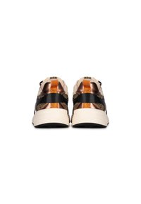 Baskets avec un dessus noir et en bronze métallique, doublure douce et semelle blanche épaisse. Présente une bande verticale orange sur le talon.