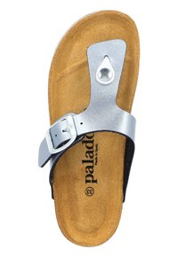 Silverlädersandal med spänne, med en texturerad korkfotbädd och en detalj med en rund nubb. Enkel design med öppen tå.