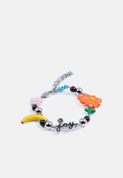 Bunter Armreif mit charmanten Elementen, darunter eine gelbe Banane, eine orange Blume und schwarze Perlen, ergänzt durch silberne Akzente und Mischmaterialien, die verspielte Designs zeigen.