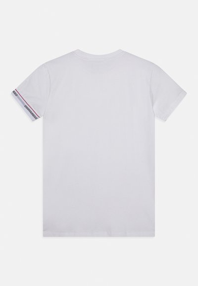 T-shirt bianca a maniche corte vista da dietro con il logo "DSQUARED2" sul polsino della manica sinistra e una sottile striscia rossa sopra di esso.