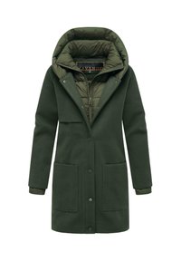 Manteau vert avec une grande capuche, doublure intérieure matelassée, deux poches avant et fermeture à boutons. Texture lisse et design ajusté.