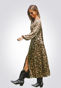 Cupshe CAPTIVATING FLORAL WITH SULTRY SLIT - Vestido ligero - olive floral