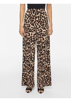 Pantalon à jambes larges avec imprimé léopard marron et noir, porté avec des talons ouverts noirs et un haut noir, présenté de la taille aux pieds.