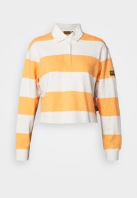 Orange-weiß gestreiftes langärmeliges Poloshirt mit kurzem Schnitt, geknöpftem Kragen und gerippten Bündchen; mit Markenlogo auf dem Ärmel.