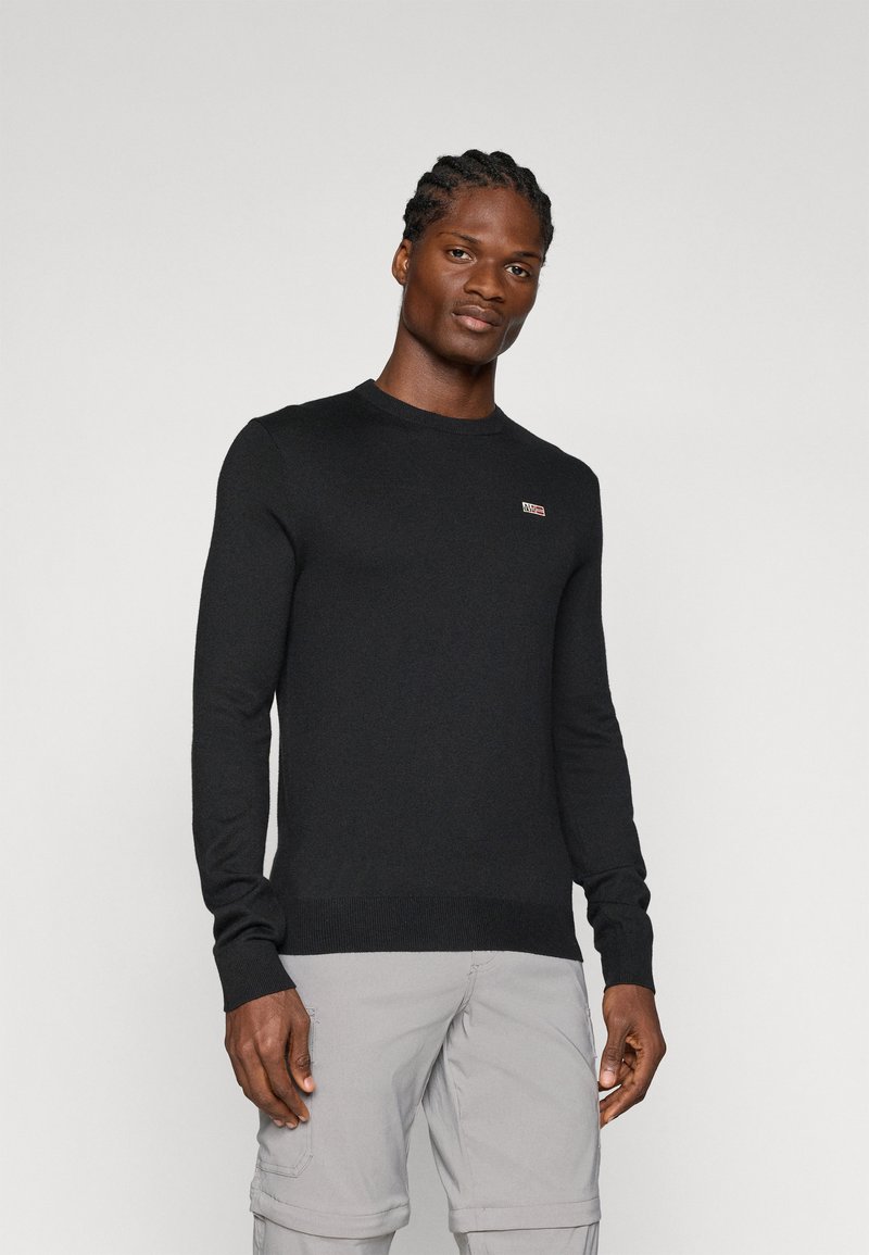 Maglione nero a maglia con collo rotondo e maniche lunghe; presenta un piccolo logo del marchio sul petto; texture liscia.