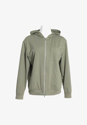 Olivgrüner Zip-Hoodie mit Brusttasche und langen Ärmeln, gezeigt auf einer weißen Schaufensterpuppe vor einem schlichten Hintergrund.