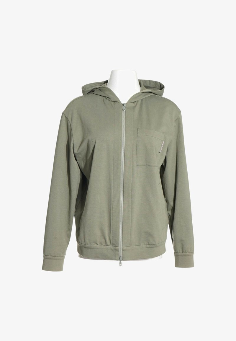 Sweat à capuche zippé vert olive avec poche poitrine et manches longues, présenté sur un mannequin blanc sur un fond uni.