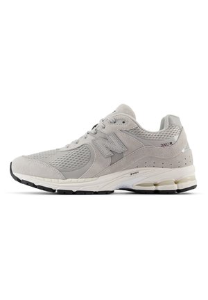 Hellgrauer New Balance 2002R Sneaker mit Mesh- und Veloursleder-Obermaterial, gedämpfter weißer Mittelsohle mit N-ergy-Technologie und schwarzer Außensohle.