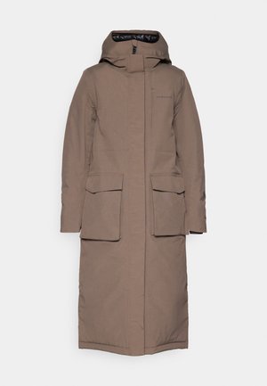 Langer brauner Parka mit Kapuze, zwei großen Vordertaschen und einem Reißverschluss. Hergestellt aus einem strukturierten, wasserabweisenden Stoff mit einem glatten Futter.