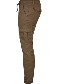Pantalon cargo marron avec poignets élastiques, multiples poches dont des poches à rabat latérales et des poches devant pour les mains, avec une taille à cordon de serrage.