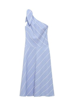 Haljina s jednim ramenom u svijetloplavom materijalu s bijelim dijagonalnim prugama, s detaljem zavezivanja na ramenu i lepršavim dizajnom suknje.