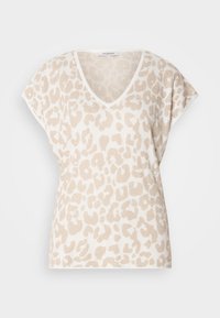 Haut beige à col en V avec des manches courtes, présentant un imprimé léopard texturé en brun clair. Tissu doux avec une coupe décontractée.