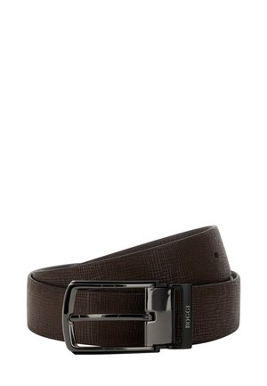 Cinturón de cuero marrón con una superficie texturizada, que presenta una hebilla de metal negro brillante y un diseño rectangular. Ajustable con múltiples agujeros.
