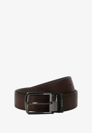 Cinturón de cuero marrón con una superficie texturizada, que presenta una hebilla de metal negro brillante y un diseño rectangular. Ajustable con múltiples agujeros.