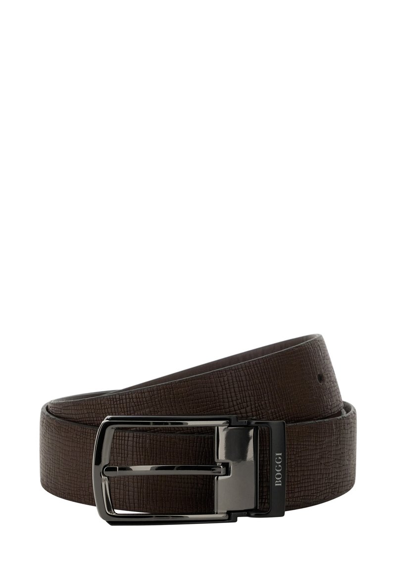 Cinturón de cuero marrón con una superficie texturizada, que presenta una hebilla de metal negro brillante y un diseño rectangular. Ajustable con múltiples agujeros.
