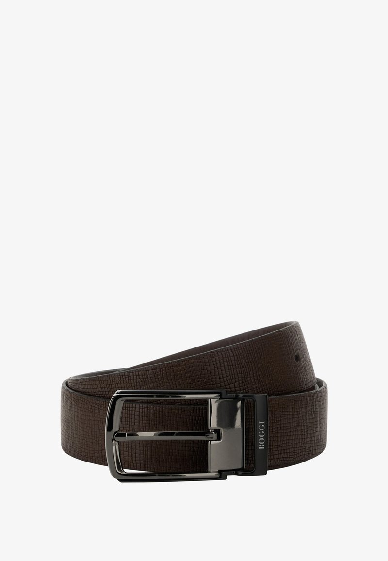 Hnědý kožený opasek s texturovaným povrchem, který má lesklou černou kovovou sponu a obdélníkový design. Nastavitelný s několika otvory.